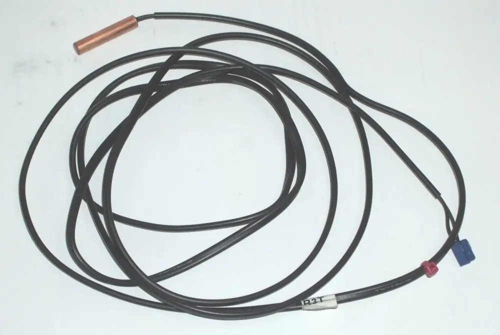 Temperatursensor mit einem Kupferende und zwei Anschlussklemmen, geeignet für Daikin-Systeme. Kabel verläuft spiralförmig und ist schwarz.
